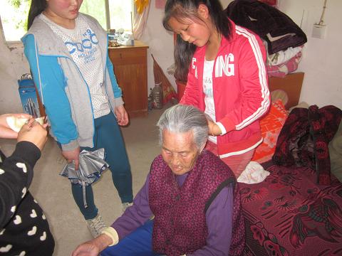 帮奶奶梳头